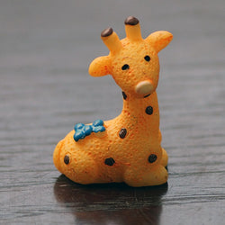 Sitting giraffe is for your ideal miniature garden - Deczo